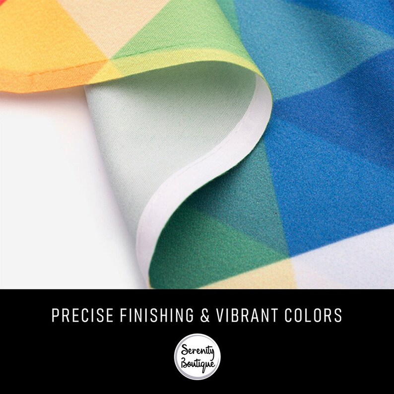 Puede incluir: Primer plano de una tela colorida con un borde blanco. La tela est&aacute; doblada, mostrando los colores vibrantes y el acabado preciso. El texto "Precise Finishing & Vibrant Colors" es visible en la parte inferior de la imagen.