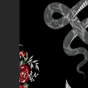 K&ouml;nnte beinhalten: Schwarzer Hintergrund mit einem grauen Schlangendesign mit floralen Details. Die Schlange ist um sich selbst gewickelt und hat unten eine Halbmondform. Die linke Seite des Bildes zeigt eine Ansammlung roter Blumen mit gr&uuml;nen Bl&auml;ttern.