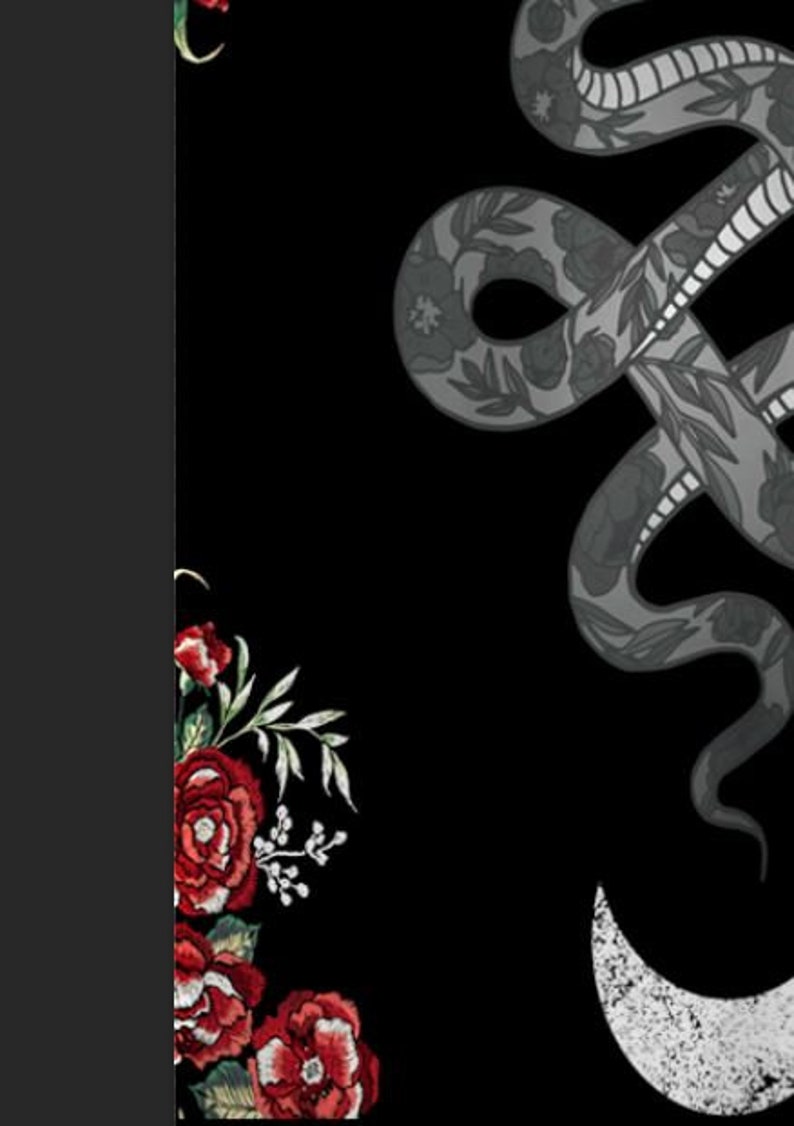 K&ouml;nnte beinhalten: Schwarzer Hintergrund mit einem grauen Schlangendesign mit floralen Details. Die Schlange ist um sich selbst gewickelt und hat unten eine Halbmondform. Die linke Seite des Bildes zeigt eine Ansammlung roter Blumen mit gr&uuml;nen Bl&auml;ttern.