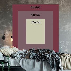 Może przedstawiać: Sypialnia z ł&oacute;żkiem, stolikiem nocnym i ścianą z trzema ramkami o r&oacute;żnych rozmiarach. Ramki są oznaczone wymiarami 68x80, 51x60 i 26x36.