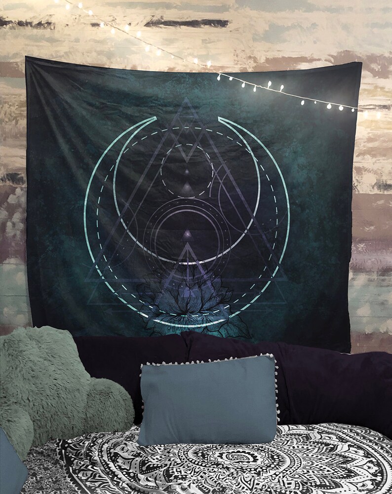 Puede incluir: Un tapiz azul oscuro con un dise&ntilde;o geom&eacute;trico que presenta una luna creciente, un tri&aacute;ngulo y un c&iacute;rculo. El dise&ntilde;o est&aacute; en tonos de azul y blanco, y hay un patr&oacute;n floral en la parte inferior.