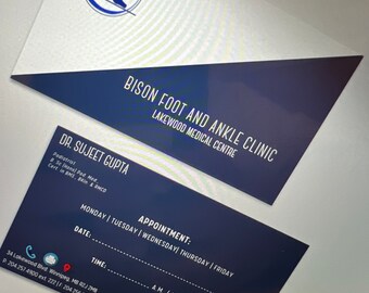 Könnte beinhalten: Eine Visitenkarte für die Bison Foot and Ankle Clinic, eine Podologiepraxis im Lakewood Medical Centre. Die Karte zeigt ein blaues Fußsymbol und die Kontaktdaten der Klinik, einschließlich Adresse, Telefonnummer und E-Mail-Adresse.