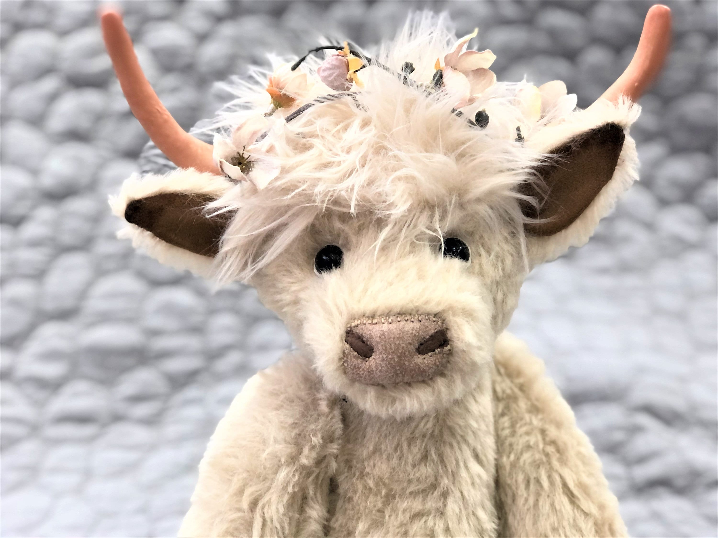 MADE TO ORDER: White Highland Cow isla Scottish Highland Cow Artist Bear 