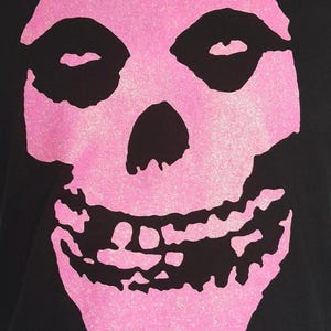The Misfits, Crimson Ghost Horrorfilm uit 1946, oogverblindend neonroze bedrukt T-shirt, Misfits-logo. Horror B-film, schedel, Halloween T-shirt.
