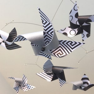 Mobile per culla migliore / Montessori sensoriale, mobile per neonati a forma di girandola ad alto contrasto nero, bianco e grigio / regalo per la doccia / cameretta per bambini di genere neutro
