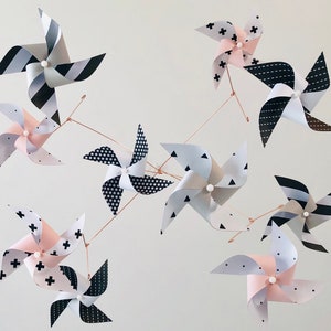 Blush Baby Girl Mobile / Blush Pink, Grey, White, Black giostrina girandola oro rosa / miglior giostrina per culla / vivaio montato a soffitto ad alto contrasto