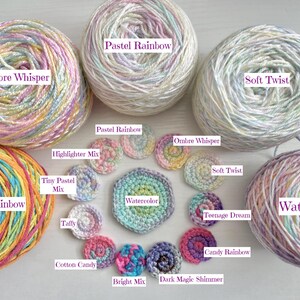Pode incluir: Uma cole&ccedil;&atilde;o de novelos de fio em v&aacute;rias cores pastel, incluindo rosa, azul, amarelo e verde. Os novelos est&atilde;o dispostos em um c&iacute;rculo com os nomes de cada fio escritos em etiquetas. Os nomes incluem "Pastel Rainbow", "Ombre Whisper", "Soft Twist", "Candy Rainbow" e "Watercolor".