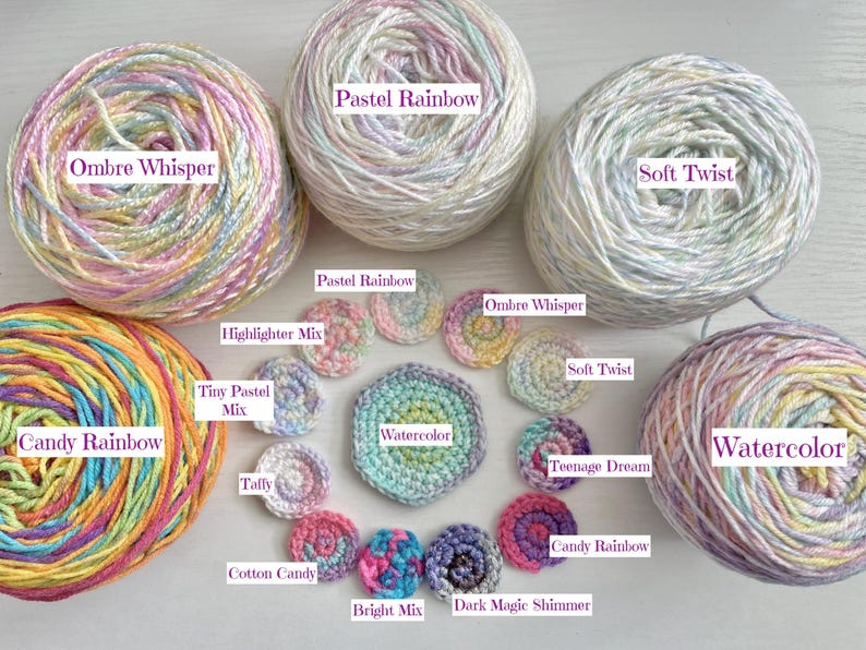 Pode incluir: Uma cole&ccedil;&atilde;o de novelos de fio em v&aacute;rias cores pastel, incluindo rosa, azul, amarelo e verde. Os novelos est&atilde;o dispostos em um c&iacute;rculo com os nomes de cada fio escritos em etiquetas. Os nomes incluem "Pastel Rainbow", "Ombre Whisper", "Soft Twist", "Candy Rainbow" e "Watercolor".