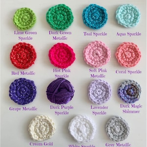 Pode incluir: Uma cole&ccedil;&atilde;o de 12 amostras de fio em v&aacute;rias cores, incluindo verde lim&atilde;o, verde escuro, turquesa, &aacute;gua-marinha, vermelho, rosa quente, rosa suave, coral, uva, roxo escuro, lavanda, magia escura, dourado creme, branco e cinza. Cada amostra &eacute; um pequeno c&iacute;rculo de croch&ecirc; ou um novelo de fio. O fio &eacute; descrito como "cores de fio com brilho e met&aacute;lico".