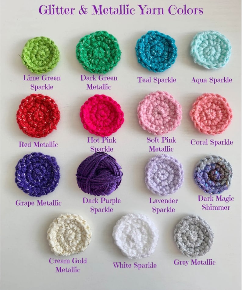 Pode incluir: Uma cole&ccedil;&atilde;o de 12 amostras de fio em v&aacute;rias cores, incluindo verde lim&atilde;o, verde escuro, turquesa, &aacute;gua-marinha, vermelho, rosa quente, rosa suave, coral, uva, roxo escuro, lavanda, magia escura, dourado creme, branco e cinza. Cada amostra &eacute; um pequeno c&iacute;rculo de croch&ecirc; ou um novelo de fio. O fio &eacute; descrito como "cores de fio com brilho e met&aacute;lico".