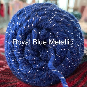 Pode incluir: Uma bola de fio azul royal com fio met&aacute;lico prateado passando por ela. O fio est&aacute; etiquetado como "Royal Blue Metallic".