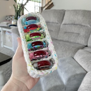 Organizador Tamagotchi de ganchillo con asas