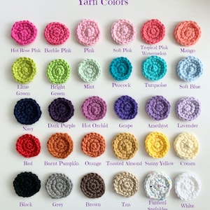 Pode incluir: Uma tabela de cores de fio com pequenos c&iacute;rculos de croch&ecirc; em cada cor. As cores s&atilde;o: rosa quente, rosa Barbie, rosa, rosa suave, rosa tropical melancia, manga, verde lim&atilde;o, verde brilhante, menta, pav&atilde;o, turquesa, azul suave, azul marinho, roxo escuro, orqu&iacute;dea quente, uva, ametista, lavanda, vermelho, ab&oacute;bora queimada, laranja, am&ecirc;ndoa torrada, amarelo brilhante, creme, preto, cinza, marrom, marrom, confeitos funfetti, branco.