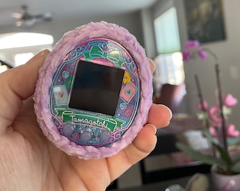 Estojo Tamagotchi de Crochê em Veludo Chenille
