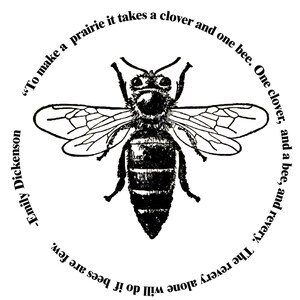 Emily y la camiseta de la abeja. Encantadora vieja carta prensa abeja miel rodeada por un oscuro poema de Emily Dickenson. Amor, cariño, poesía.