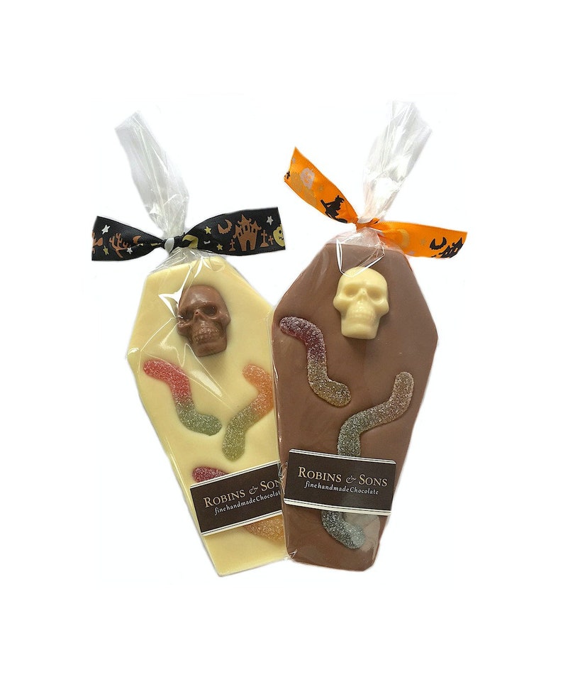 WIGGLY WORMS Chocolate Coffin. Novelty Chocolate bar with skulls and fruity sweets. Trick or Treat. Party Prize Gift image 1