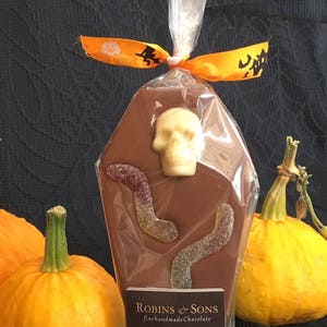WIGGLY WORMS Chocolate Coffin. Novelty Chocolate bar with skulls and fruity sweets. Trick or Treat. Party Prize Gift image 4