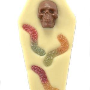 WIGGLY WORMS Chocolate Coffin. Novelty Chocolate bar with skulls and fruity sweets. Trick or Treat. Party Prize Gift image 3