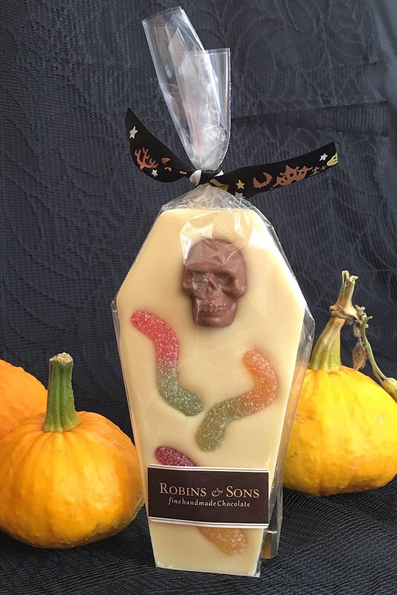 WIGGLY WORMS Chocolate Coffin. Novelty Chocolate bar with skulls and fruity sweets. Trick or Treat. Party Prize Gift image 2