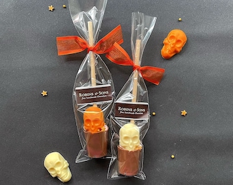 SKULL HOT CHOCOLATE Stirrers with chocolate skull, mini marshmallows and Halloween sprinkles. Trick or Treat. Halloween Party