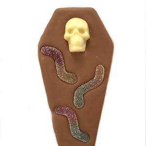 WIGGLY WORMS Chocolate Coffin. Novelty Chocolate bar with skulls and fruity sweets. Trick or Treat. Party Prize Gift image 5