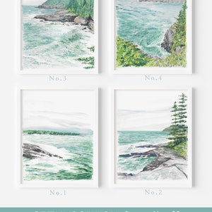 Puede incluir: Cuatro acuarelas de escenas costeras en el Parque Nacional de Acadia, Maine. Cada pintura presenta una vista diferente del oc&eacute;ano, la costa rocosa y los exuberantes &aacute;rboles verdes. Las pinturas est&aacute;n numeradas del 1 al 4.