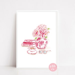 Peut inclure: Une peinture à l'aquarelle d'un arrangement floral rose dans un vase à motifs blancs et roses, avec une pile de livres, une tasse de café et des lunettes sur un fond blanc. La peinture est signée "gibb + co."