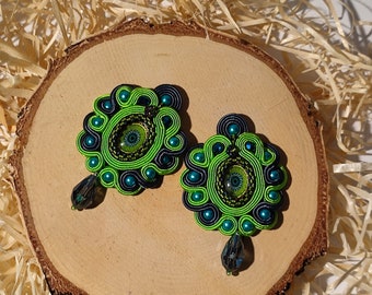 Soutache groene oorbellen, bengelen en neerzetten van handgemaakte sieraden