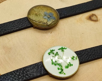 Handgemachtes Armband aus Epoxidharz mit Blumen forhet me not und grüner Spitze