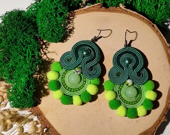 Pendientes soutache verde hechos a mano. Pendientes colgantes y pedrería verde con pompones.