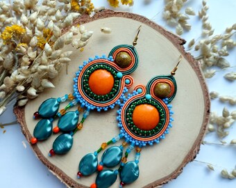 Kleurrijke, gewaagde soutache oorbellen in oosterse stijl. Stoere, oranje, groene bengel- en druppeloorbellen.