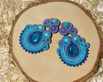 Handgemaakte soutache oorbellen blauw en paars, bungelende sieraden met medium kralen.