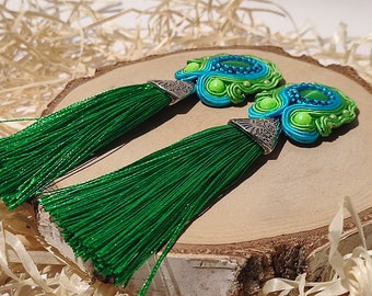 Handgemaakte smaragdgroene soutache oorbellen met kwastje - La Reina