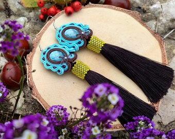 Stoere soutache oorbellen met kwastje. Lange, bruine, blauwe, hangende en hangende oorbellen.