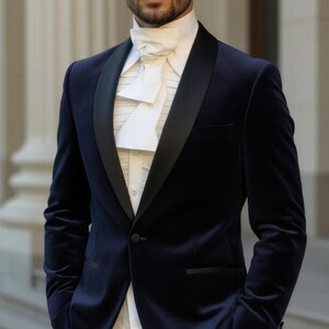 Camisa de seda color marfil con detalles de volantes, disponible en tallas S, M, L, XL, 2XL y 3XL. imagen 4
