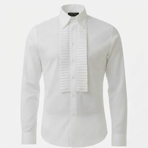 Camisa de seda color marfil con detalles de volantes, disponible en tallas S, M, L, XL, 2XL y 3XL. imagen 6