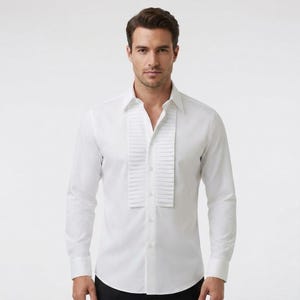 Camisa de seda color marfil con detalles de volantes, disponible en tallas S, M, L, XL, 2XL y 3XL. imagen 1