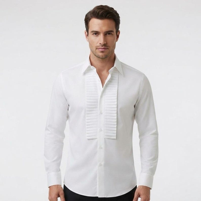 Camisa de seda color marfil con detalles de volantes, disponible en tallas S, M, L, XL, 2XL y 3XL. imagen 1