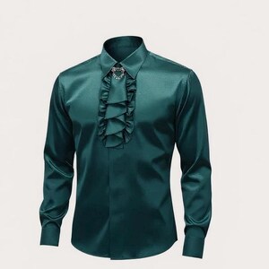 Camisa social masculina de luxo em cetim com babados na frente – Corte slim para ocasiões formais e fantasias.