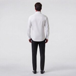 Camisa de seda color marfil con detalles de volantes, disponible en tallas S, M, L, XL, 2XL y 3XL. imagen 5