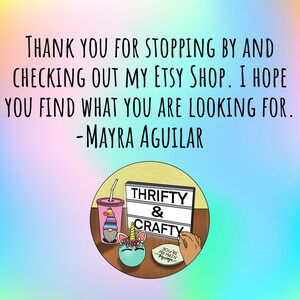 Op de afbeelding: Een digitale illustratie van een bord met de tekst "Thrifty & Crafty" met een eenhoorn, een dwerg en een roze en blauwe beker met een rietje. De tekst "Thank you for stopping by and checking out my Etsy shop. I hope you find what you are looking for. -Mayra Aguilar" staat boven de illustratie.