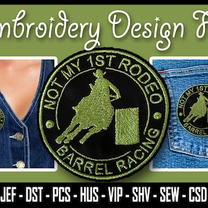 Puede incluir: Un parche bordado negro y verde con el texto "Not My 1st Rodeo Barrel Racing" y una silueta de una vaquera montando un caballo alrededor de un barril.