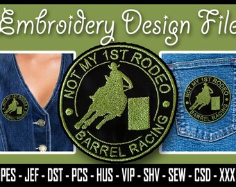 Op de afbeelding: Een geborduurde patch in zwart en groen met de tekst "Not My 1st Rodeo Barrel Racing" en een silhouet van een cowgirl die een paard om een vat rijdt.