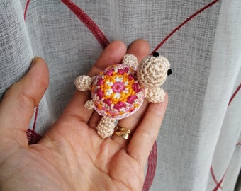 Turtle crocheted keychain pink  - bonbonniere - amigurumi