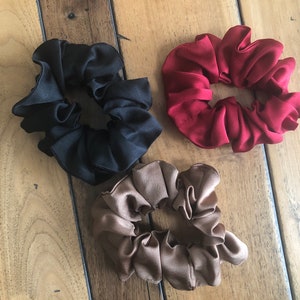 Seidenhaargummis 3er-Set Haargummi Scrunchie, Auswahl an braunen, roten oder schwarzen Haarschmuck für Frauen, Geburtstagsgeschenk für sie