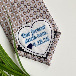 Unser forever begins now Aufnäher für den Bräutigam, Bräutigam Geschenk von der Braut, Hochzeitskrawattenaufnäher, Anzuglabel, Aufnäher für den Bräutigam, EMBROIDERED, PERSONALIZED, TLH21