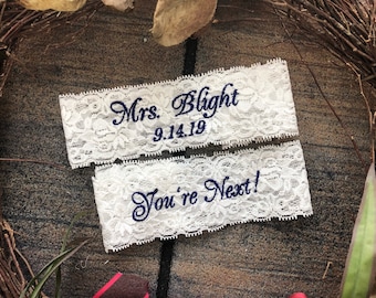 Bruiloft jarretels set voor bruid, set van 2 op maat geborduurde mevrouw en je volgende kanten jarretels set, iets blauws vrijgezellenfeest