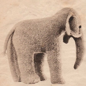 Puede incluir: Un juguete de elefante de peluche tejido a crochet en color marr&oacute;n claro. El elefante tiene una trompa larga y orejas grandes.