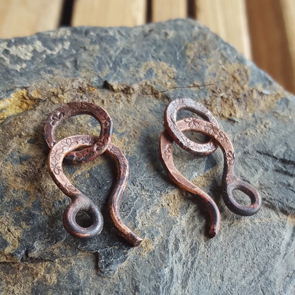 Clasp / hook in forged copper, small model, stamped, oxidized, handmade component, rustic, for bracelet, necklace; artisanal - Set of 2