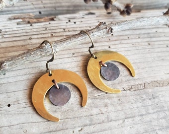 Boucles d'oreille lune, boucles d'oreille dorées, laiton cuivre, boucles d'oreille sorcière, bijoux artisanaux - Brume de Terre